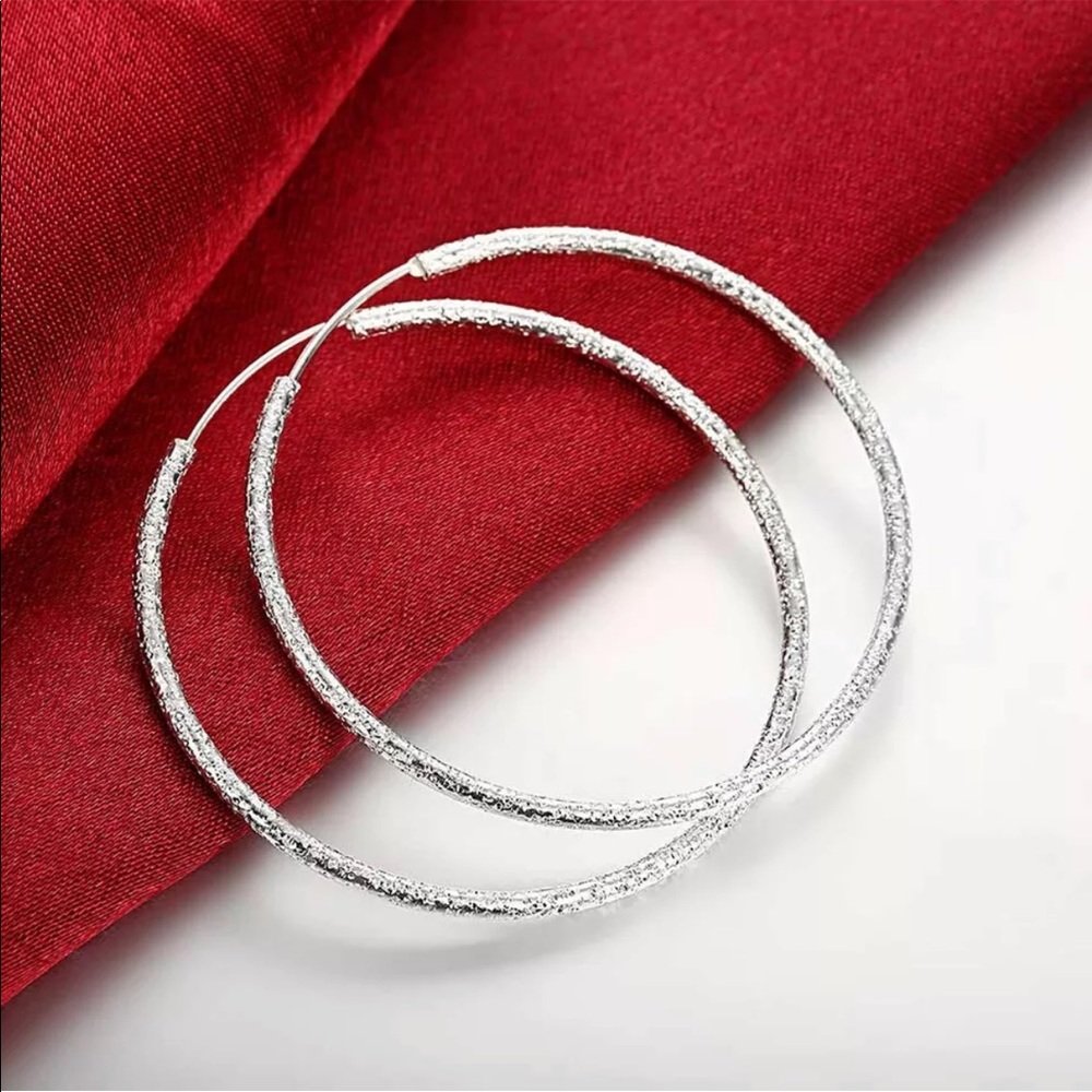 💖 Silver Endless Diamond Cut Frosted Hoop Earrings NEW - Picture 3 of 5